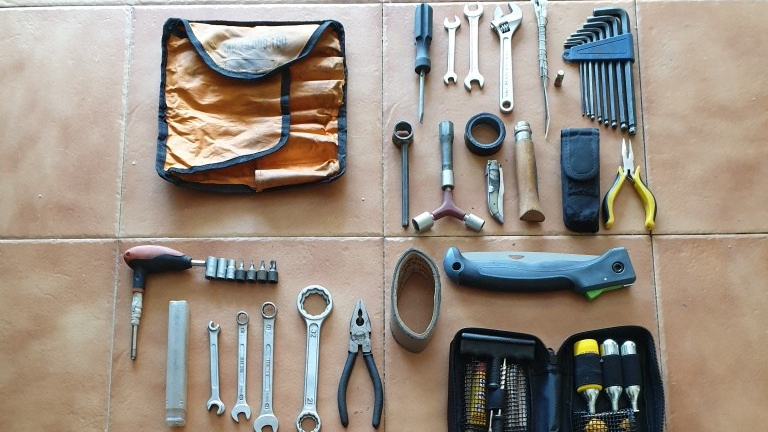 Cuáles son las herramientas básicas para el taller de motos?